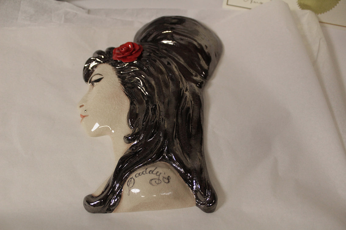 Amy Winehouse- Sculpture + background (no frame)