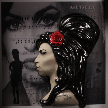 Amy Winehouse- Sculpture + background (no frame)