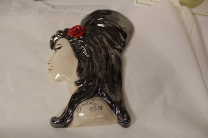 Amy Winehouse- Sculpture + background (no frame)